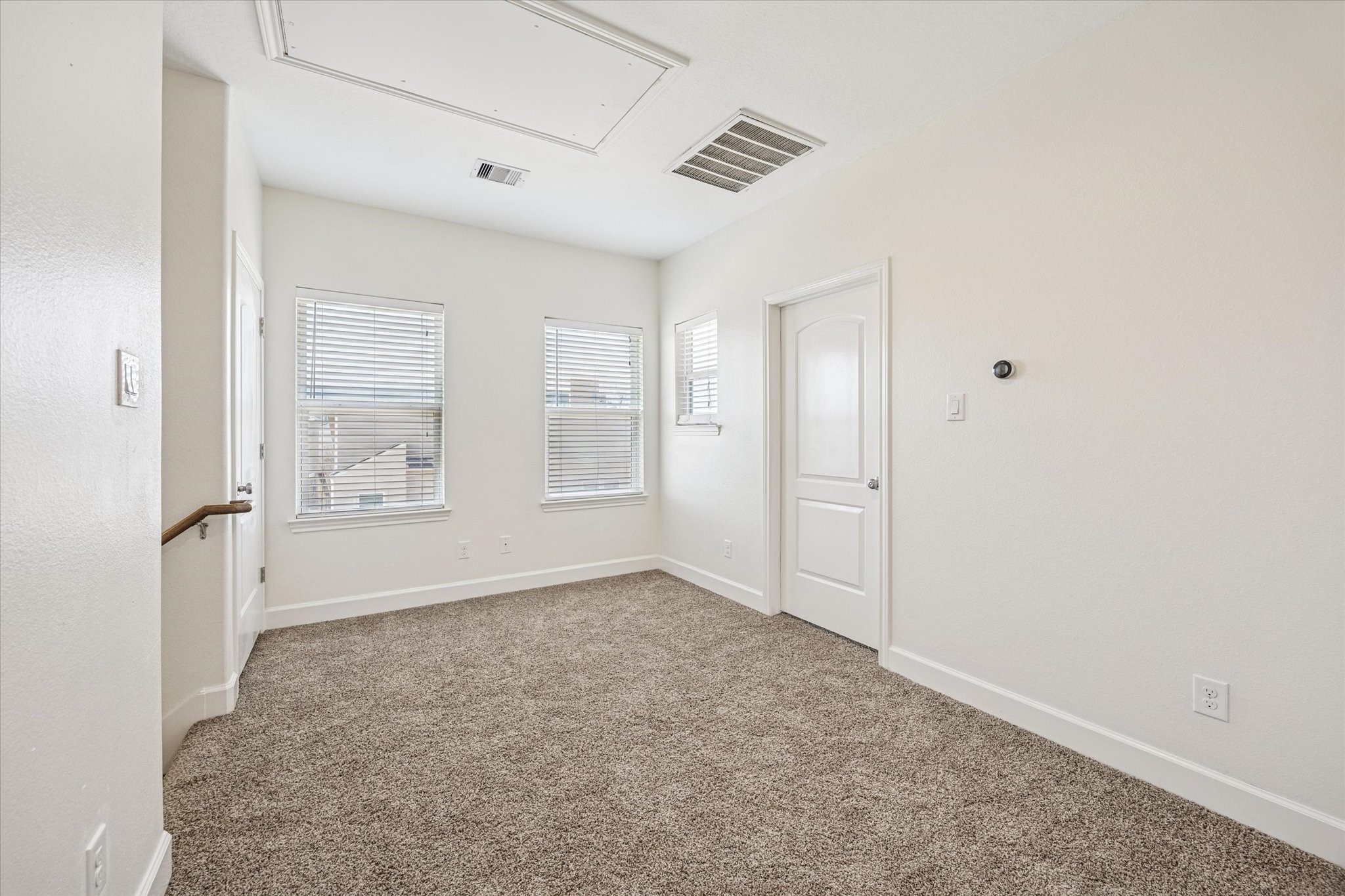 5402 Jonathan Lane Houston, TX 77011 - Photo 13 of 33 an empty room with windows