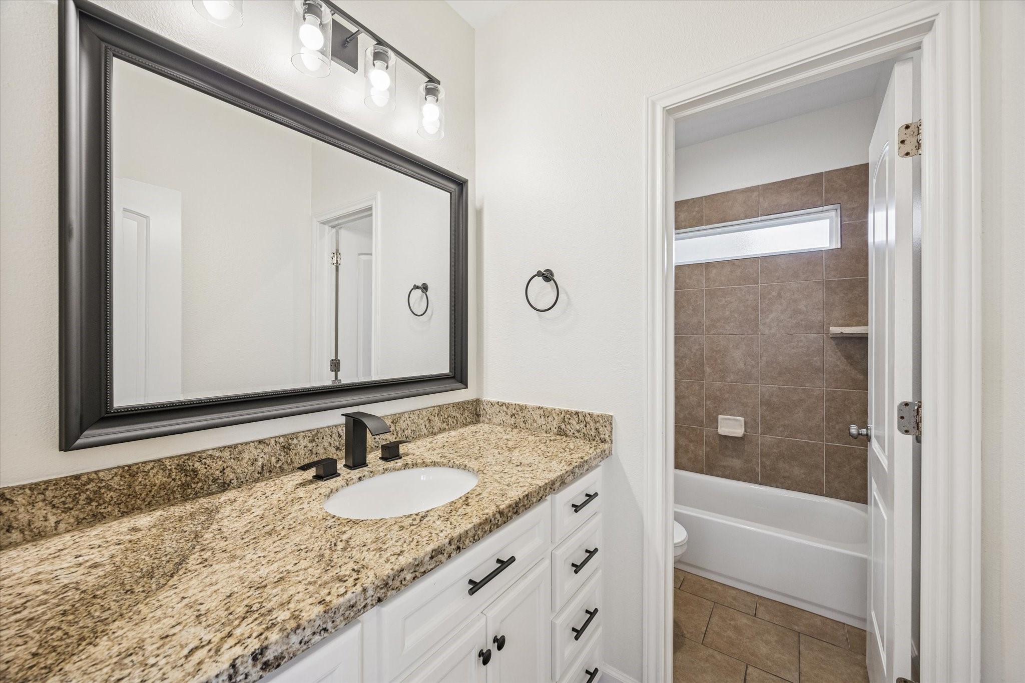 5402 Jonathan Lane Houston, TX 77011 - Photo 23 of 33 New fixtures, handles and lights (2025).