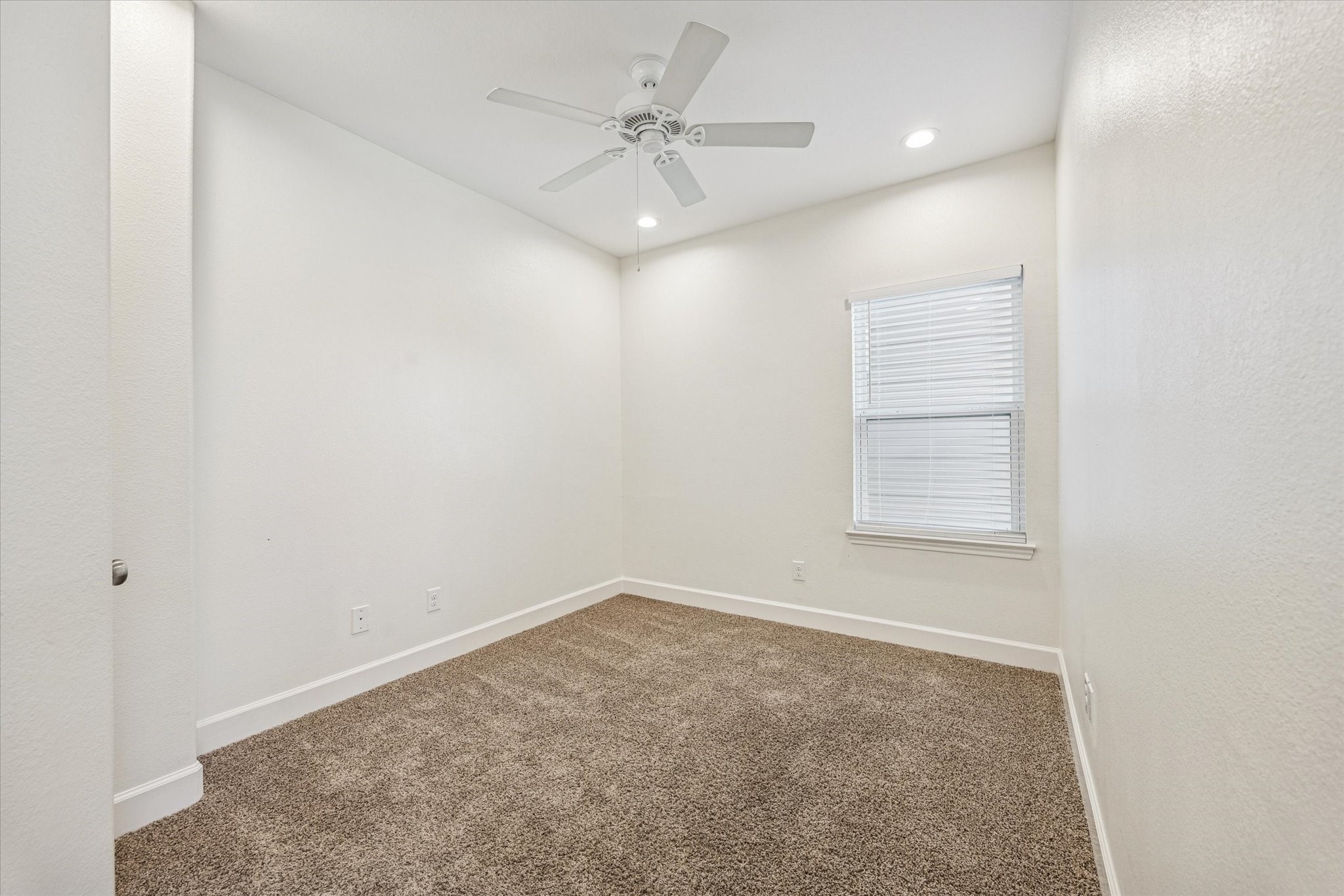 5402 Jonathan Lane Houston, TX 77011 - Photo 27 of 33 an empty room with windows and ceiling fan