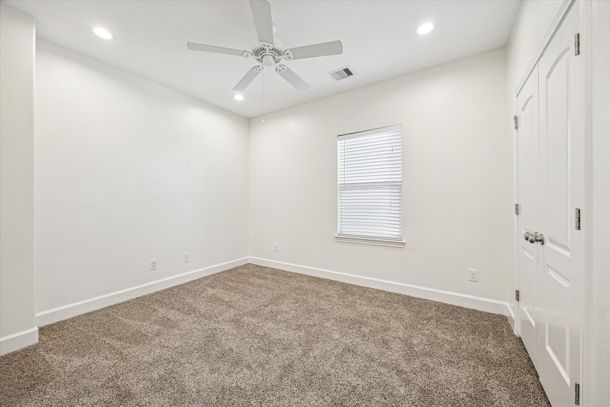 5402 Jonathan Lane Houston, TX 77011 - Photo 28 of 33 en empty room with windows and ceiling fan