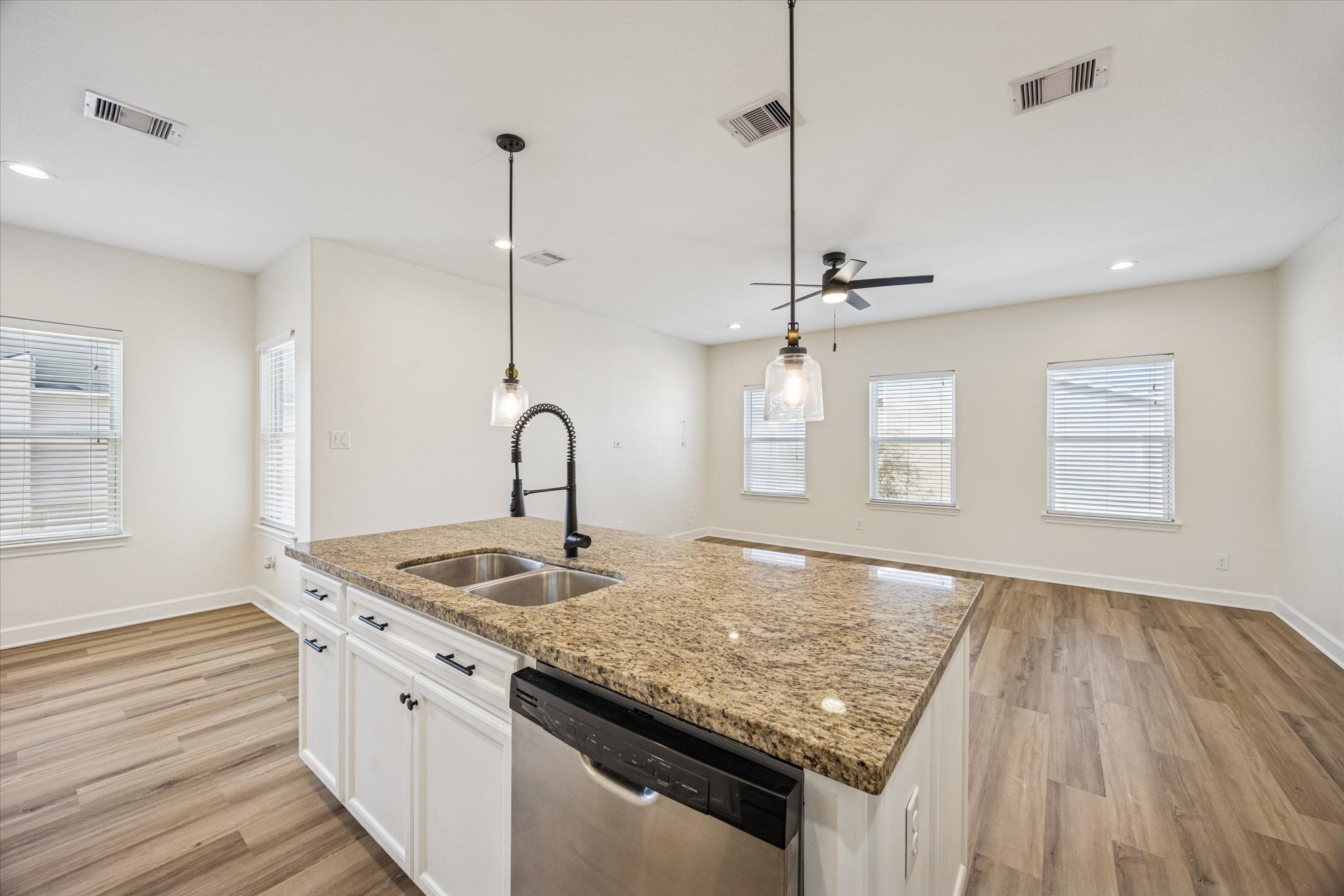 5402 Jonathan Lane Houston, TX 77011 - Photo 10 of 33