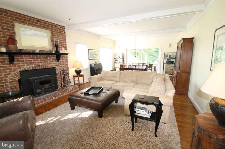 6809 Dorsey Road Laytonsville, MD 20882 - Photo 8 of 26 Living Room