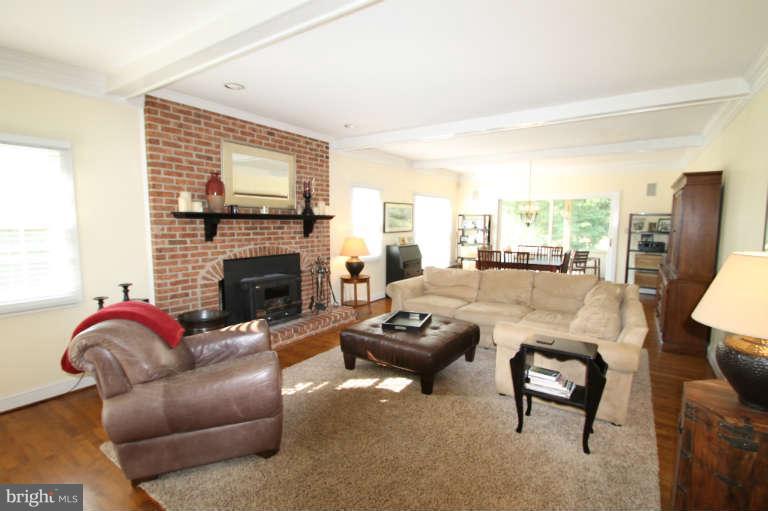 6809 Dorsey Road Laytonsville, MD 20882 - Photo 9 of 26 Living Room