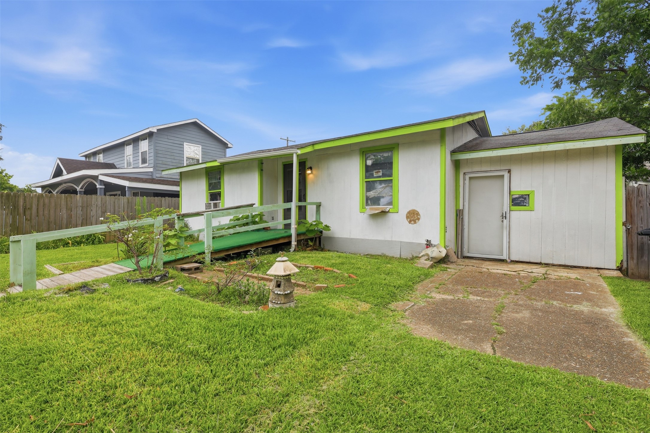 1914 Santa Rosa Street Houston, TX 77023 - Photo 2 of 18