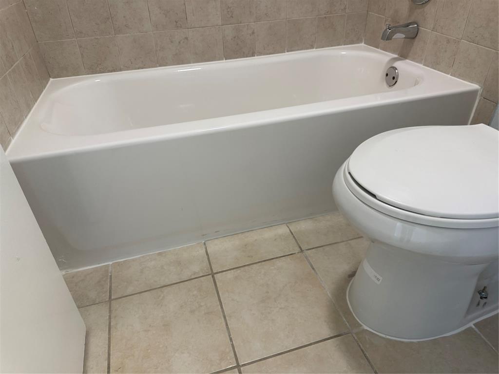 9930 Twin Lakes Drive, Unit 7L Coral Springs, FL 33071 - Photo 27 of 39 a bathroom with a toilet and bathtub