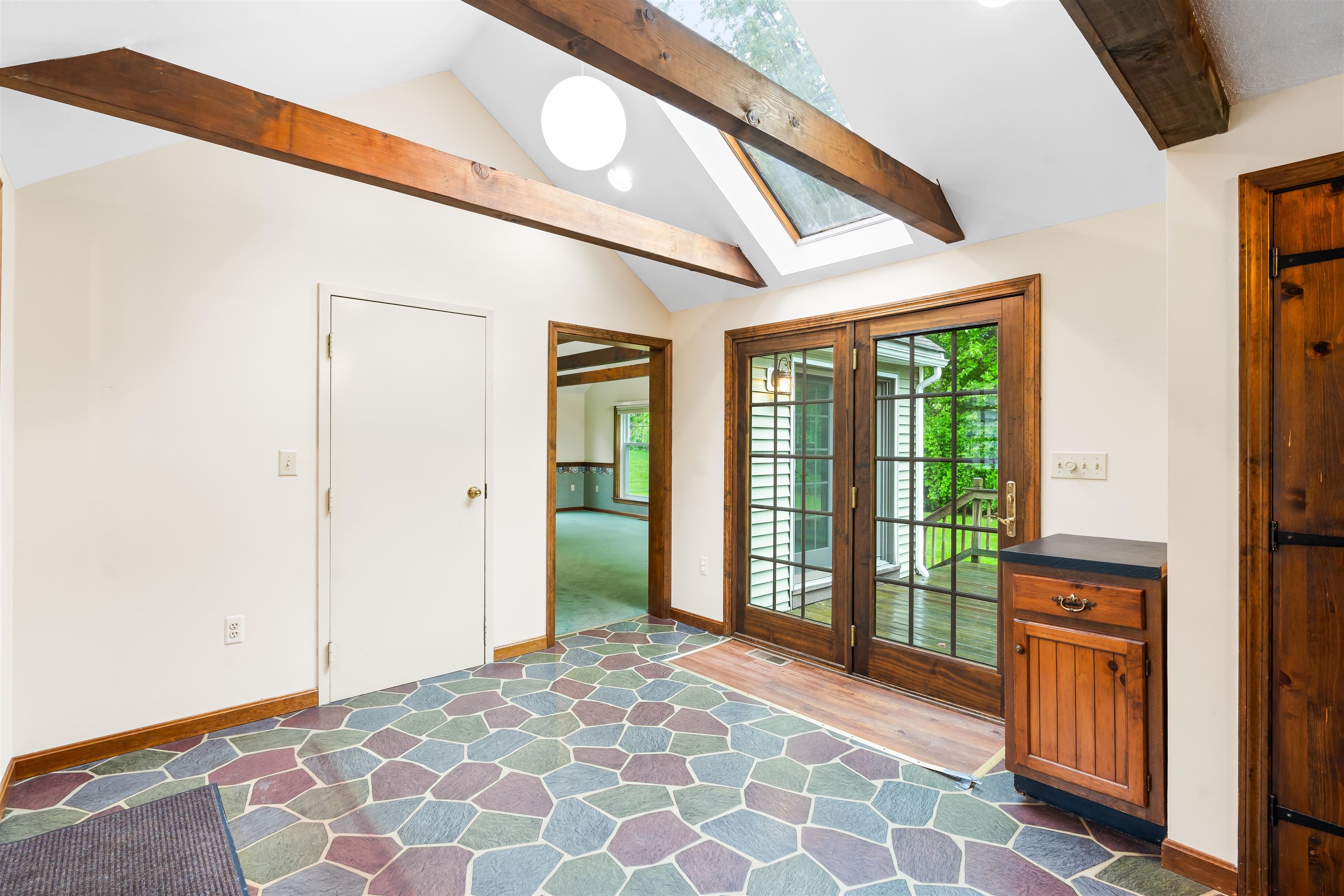 18 Shadwell Road Nashua, NH 03062 - Photo 2 of 48