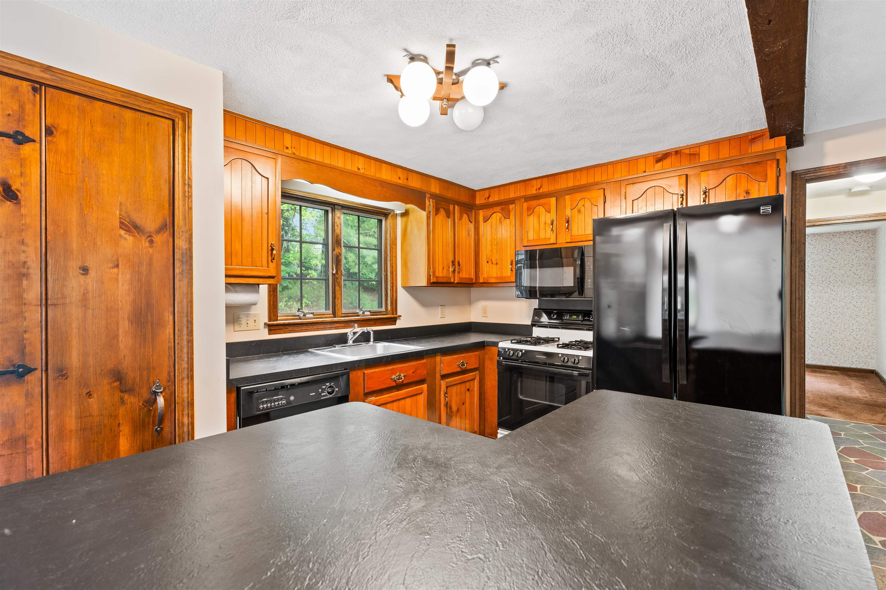 18 Shadwell Road Nashua, NH 03062 - Photo 7 of 48