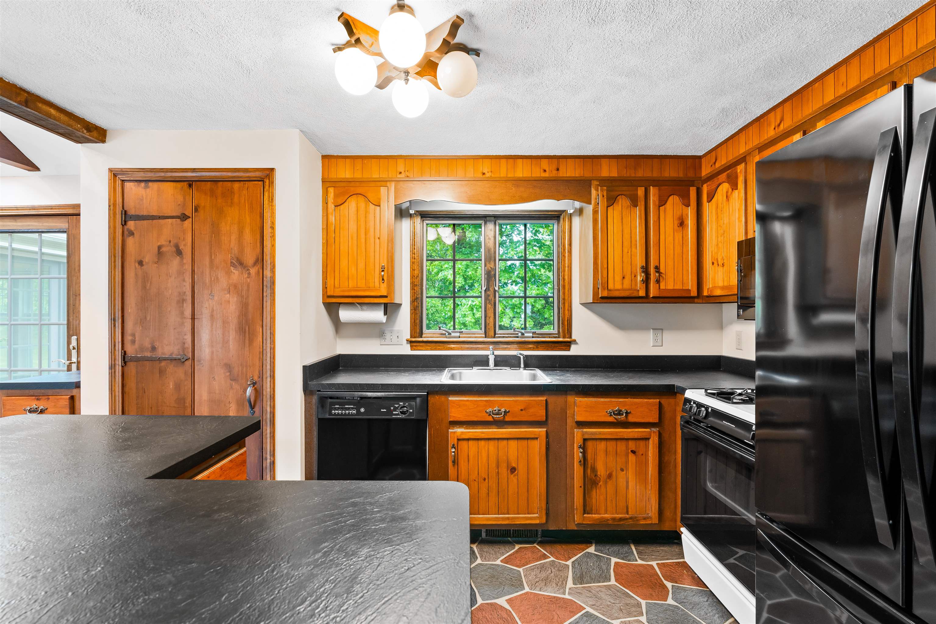 18 Shadwell Road Nashua, NH 03062 - Photo 8 of 48