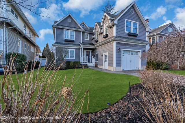 a view of a big yard in front of house
