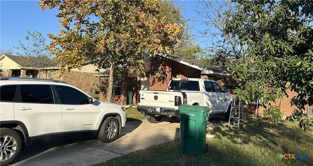 a view of a back yard of the house