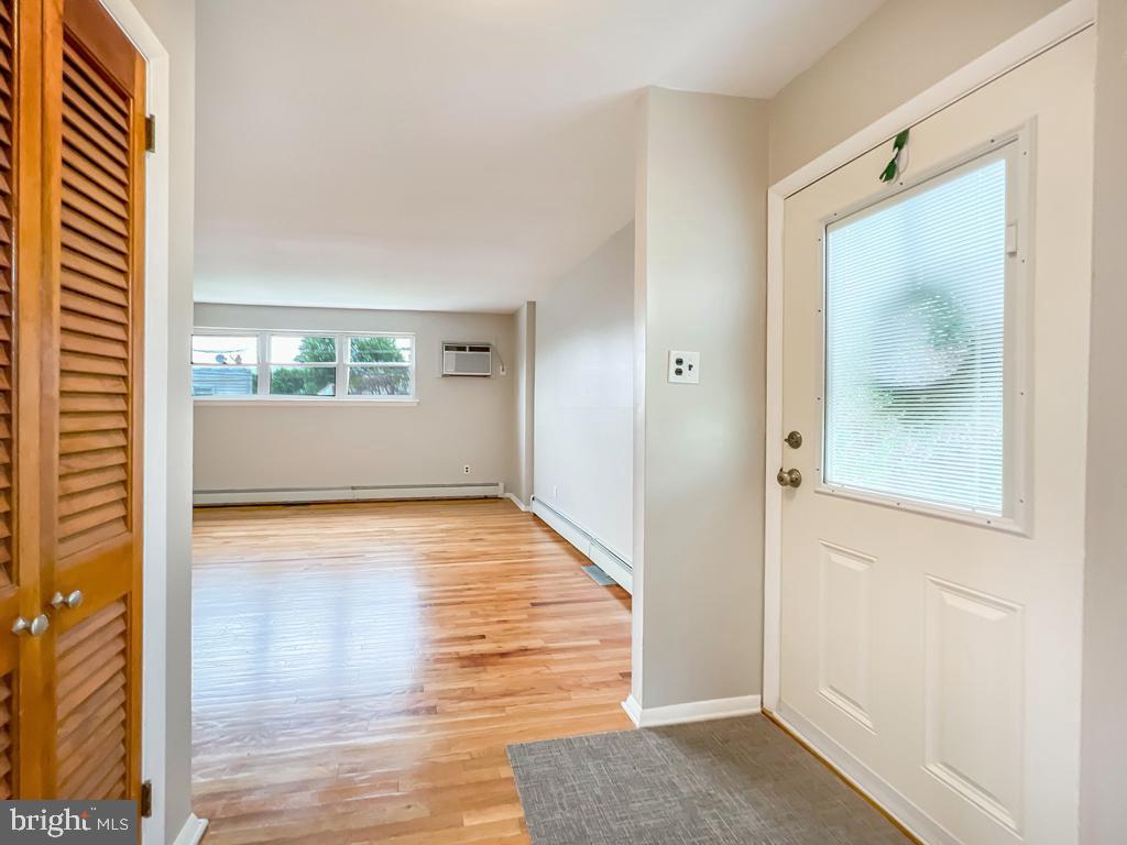 839 Avon Road Philadelphia, PA 19116 - Photo 7 of 40 Entry Foyer & front door