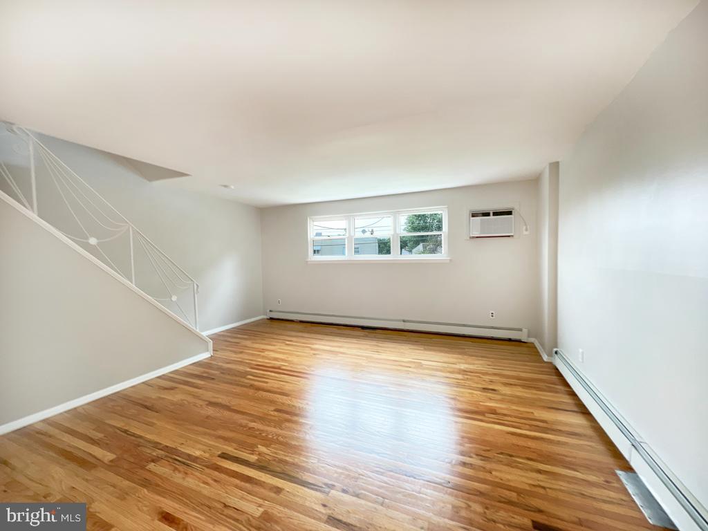839 Avon Road Philadelphia, PA 19116 - Photo 8 of 40 Beautiful living room just off the Foyer