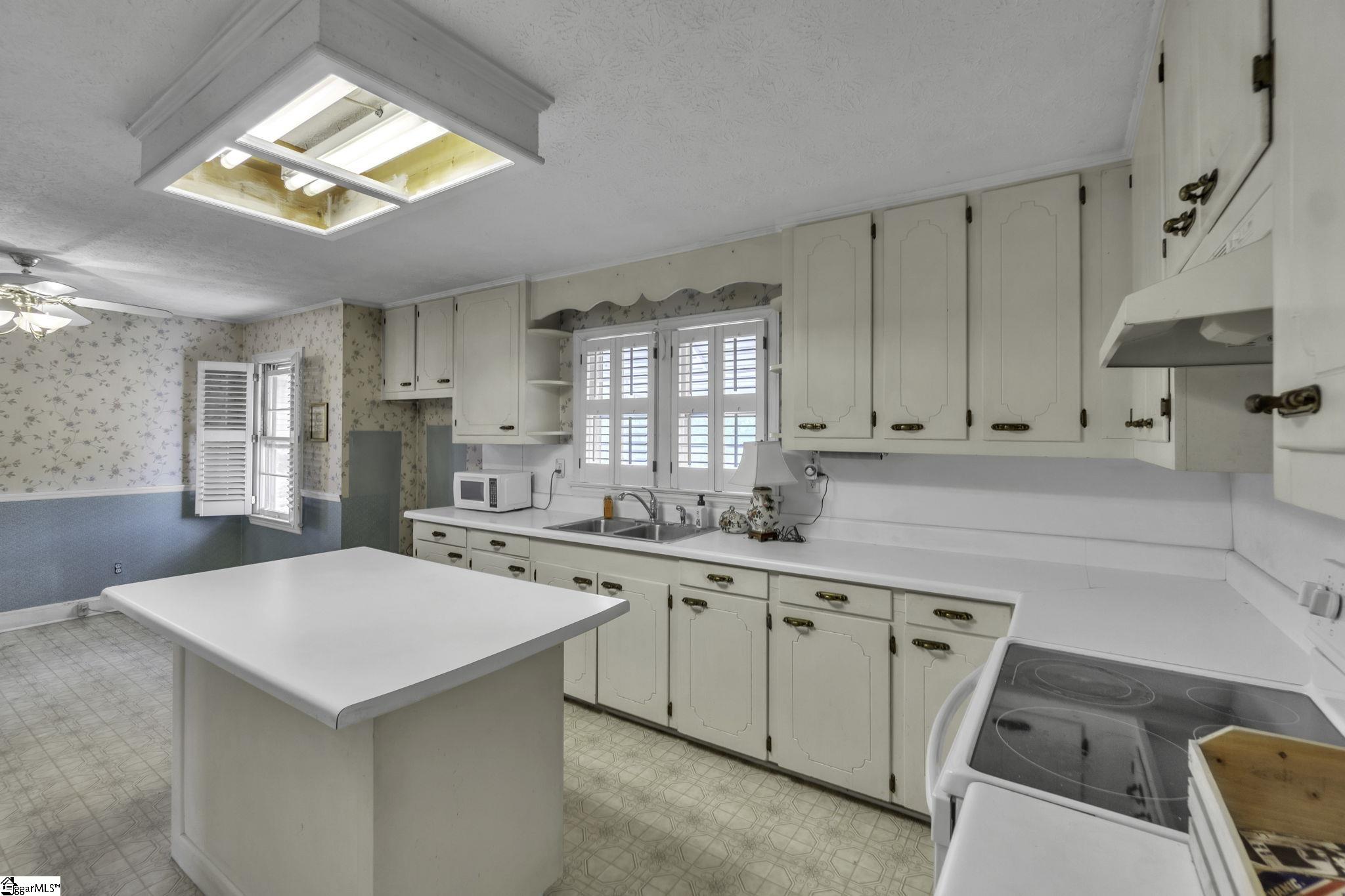 1411 Sharon Road Greer, SC 29651 - Photo 7 of 28 Gallery Image 7