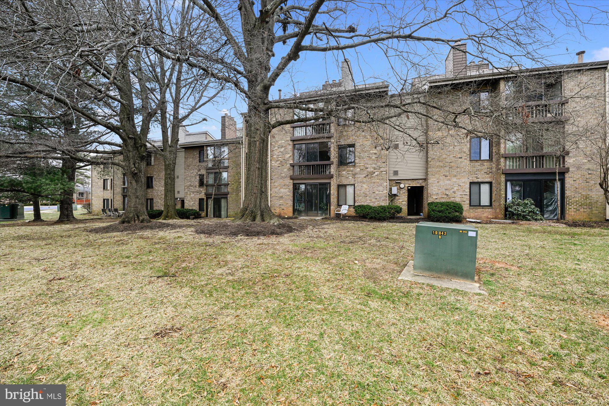 10578 Cross Fox Lane, Unit E2 Columbia, MD 21044 - Photo 4 of 28 a view of a yard with an outdoor seating