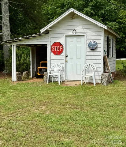 a view of a house with backyard