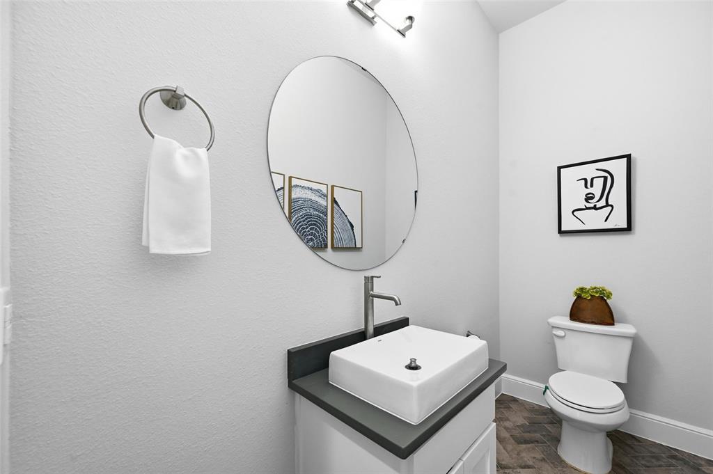 1900 Caddo Street, Unit 2 Dallas, TX 75204 - Photo 14 of 30 Main level half bathroom