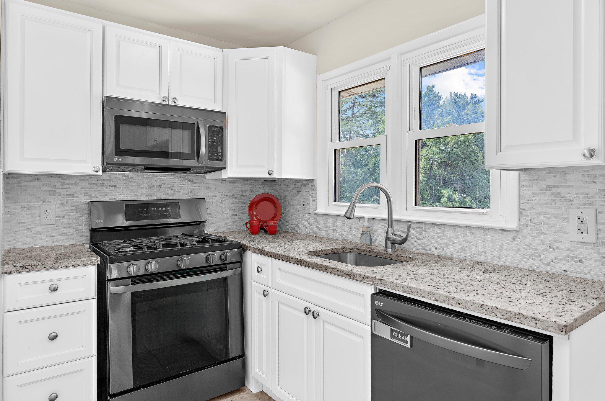5822 Forest Hill Road Elkridge, MD 21075 - Photo 18 of 55 Stylish tile backsplash and gas range