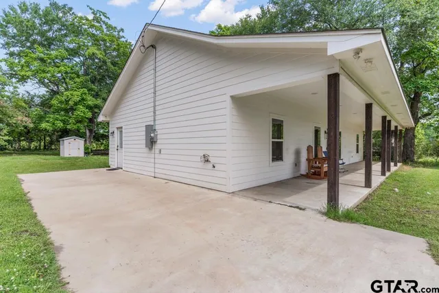 a view of a house with a backyard