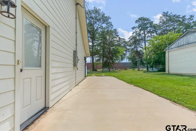 a view of a backyard