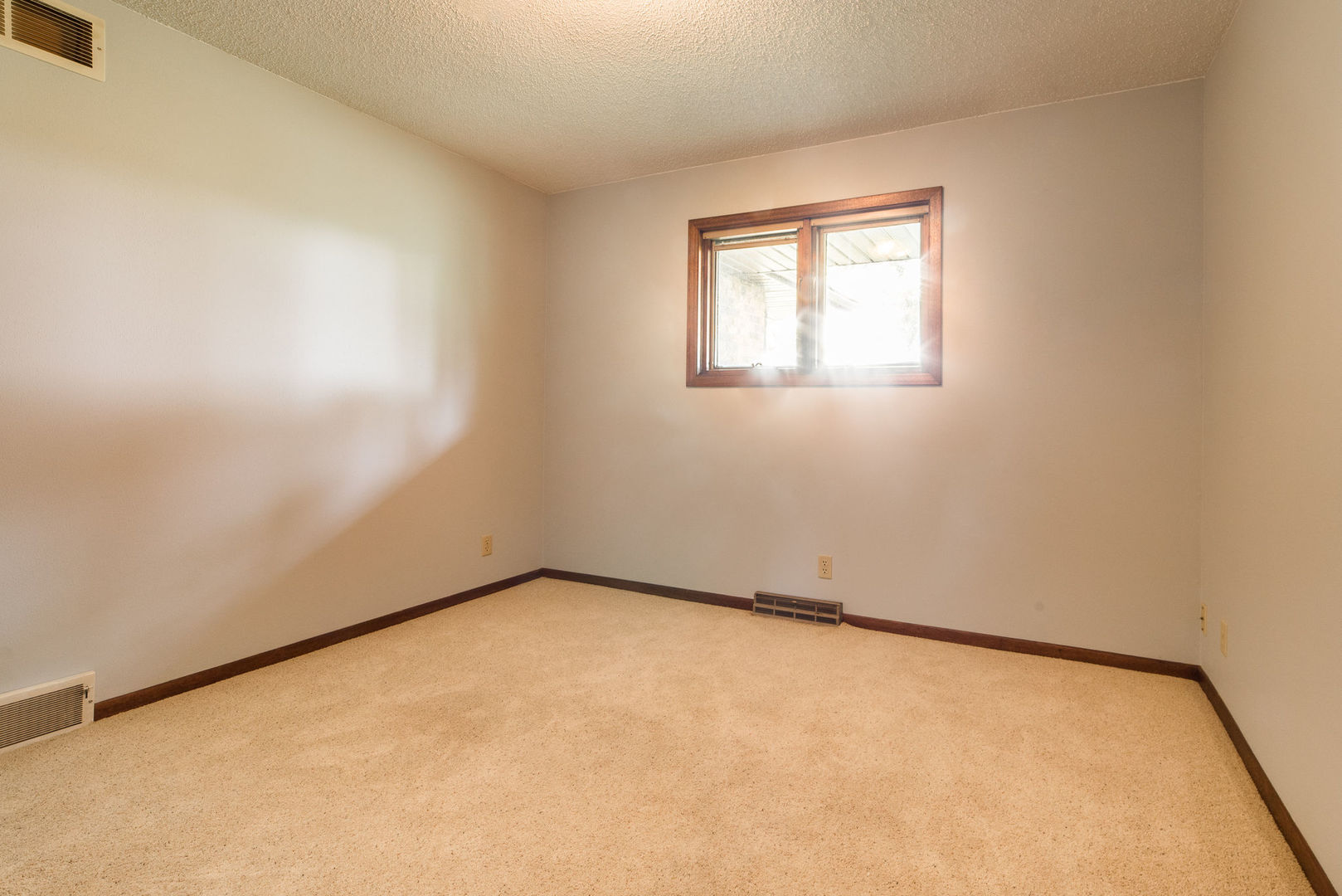 16045 Whipple Road Sycamore, IL 60178 - Photo 25 of 60 an empty room with a window