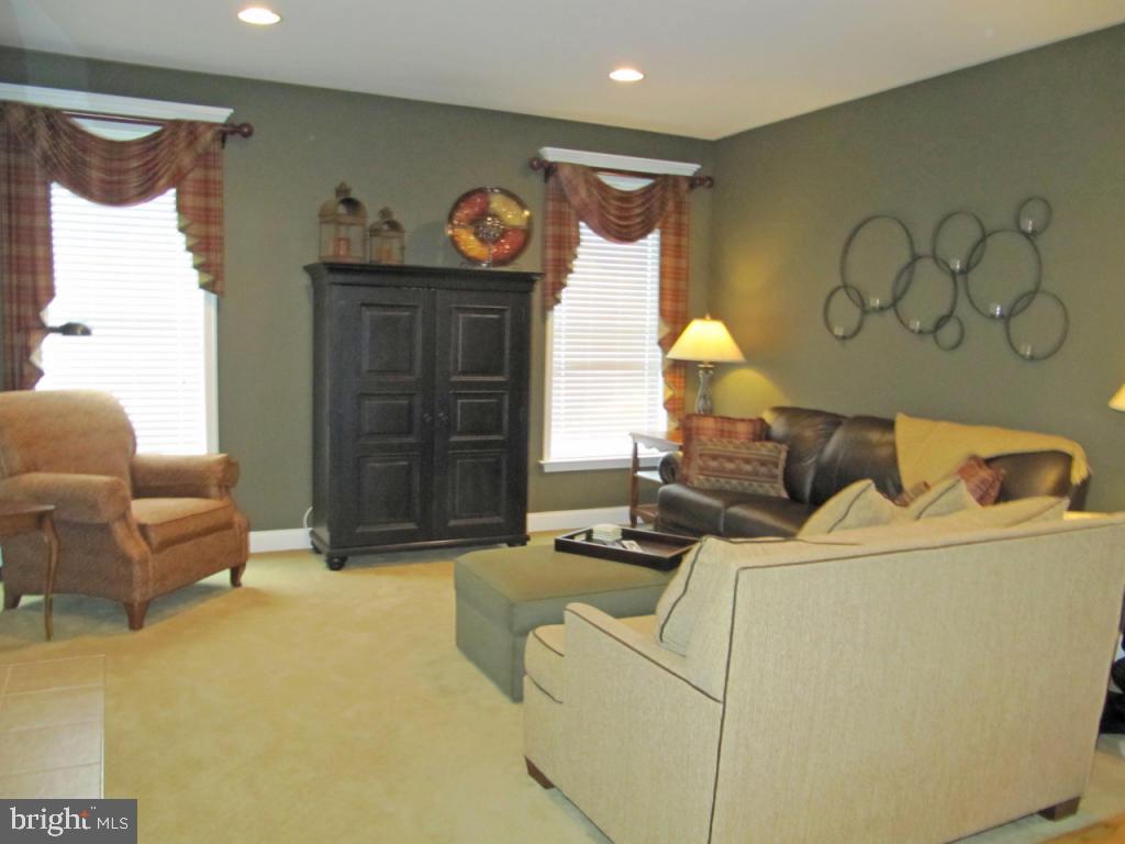 325 Cobblers Court Lititz, PA 17543 - Photo 2 of 22