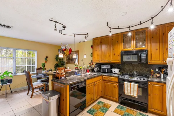$2,300 | 7651 Northwest 74th Avenue, Unit 1, Tamarac, FL 33321