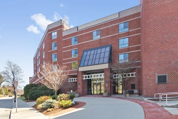 $4,500 | 199 Coolidge Avenue, Unit 105, Watertown, MA 02472