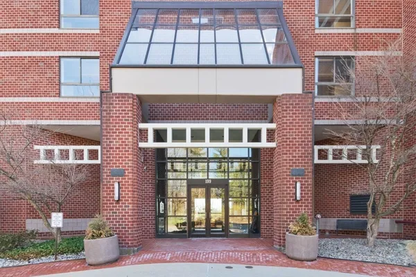 $4,500 | 199 Coolidge Avenue, Unit 105, Watertown, MA 02472