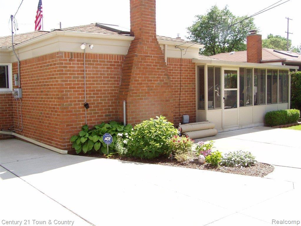 1943 Common Road Warren, MI 48092 - Photo 12 of 25 P1011401.JPG