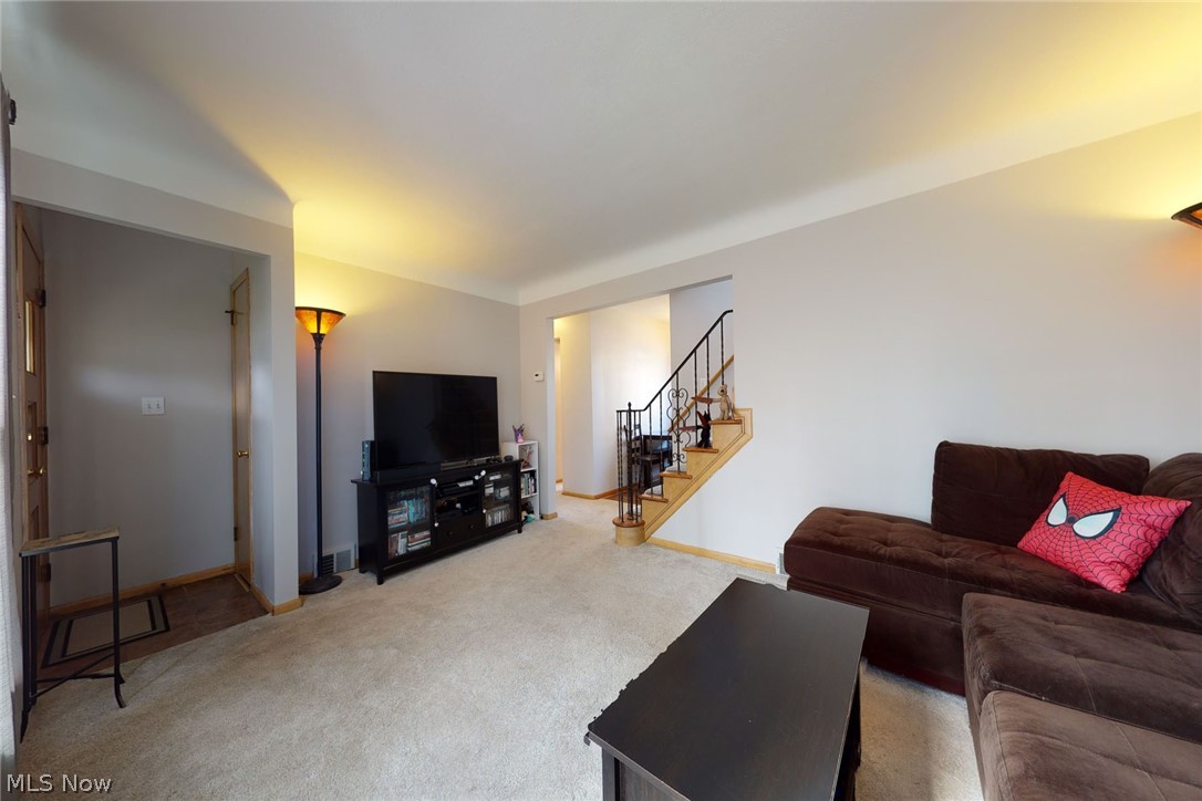 1628 Winchester Road Cleveland, OH 44124 - Photo 2 of 27