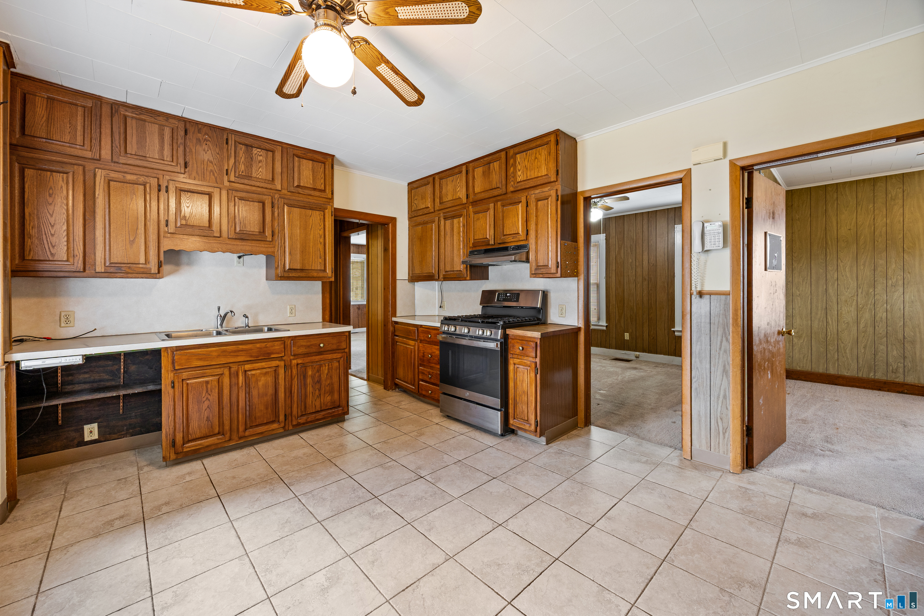 48 Lindsley Street Waterbury, CT 06708 - Photo 5 of 40 1st floor