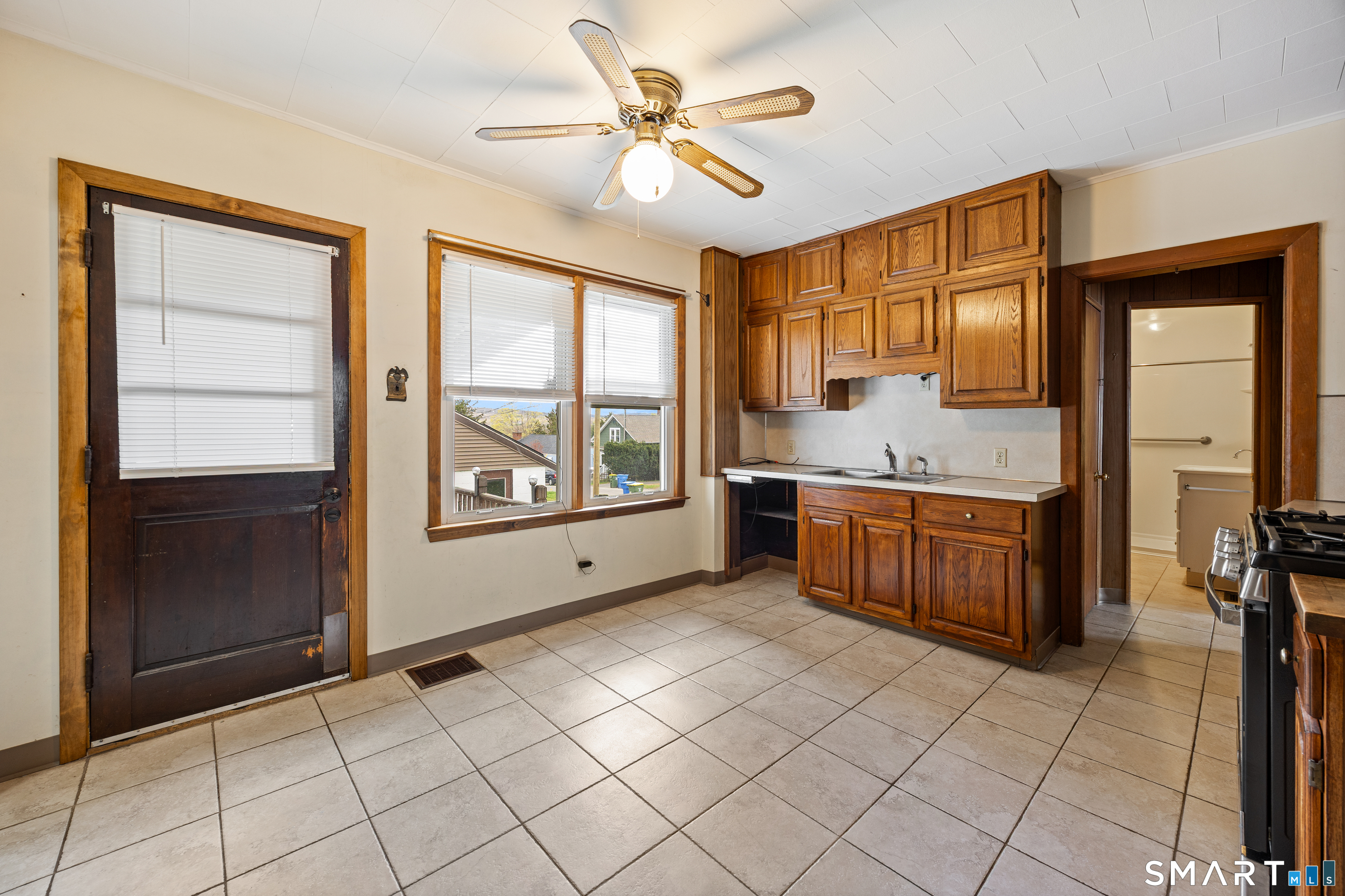 48 Lindsley Street Waterbury, CT 06708 - Photo 7 of 40