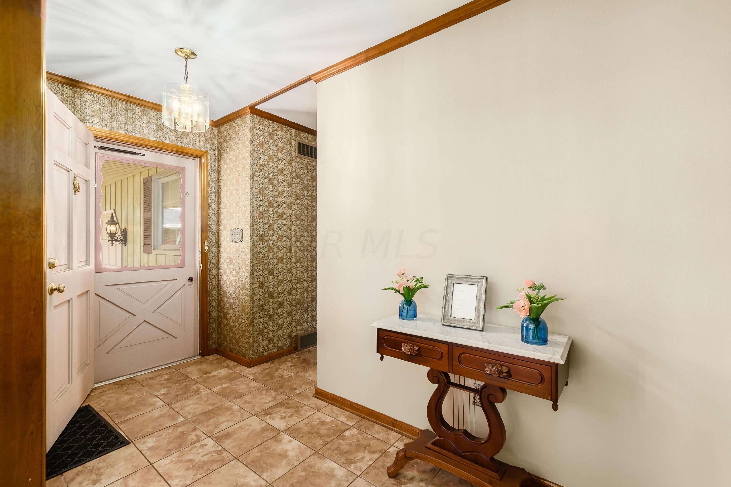 1707 Sandhurst Road Columbus, OH 43229 - Photo 3 of 30 Gallery Image 3