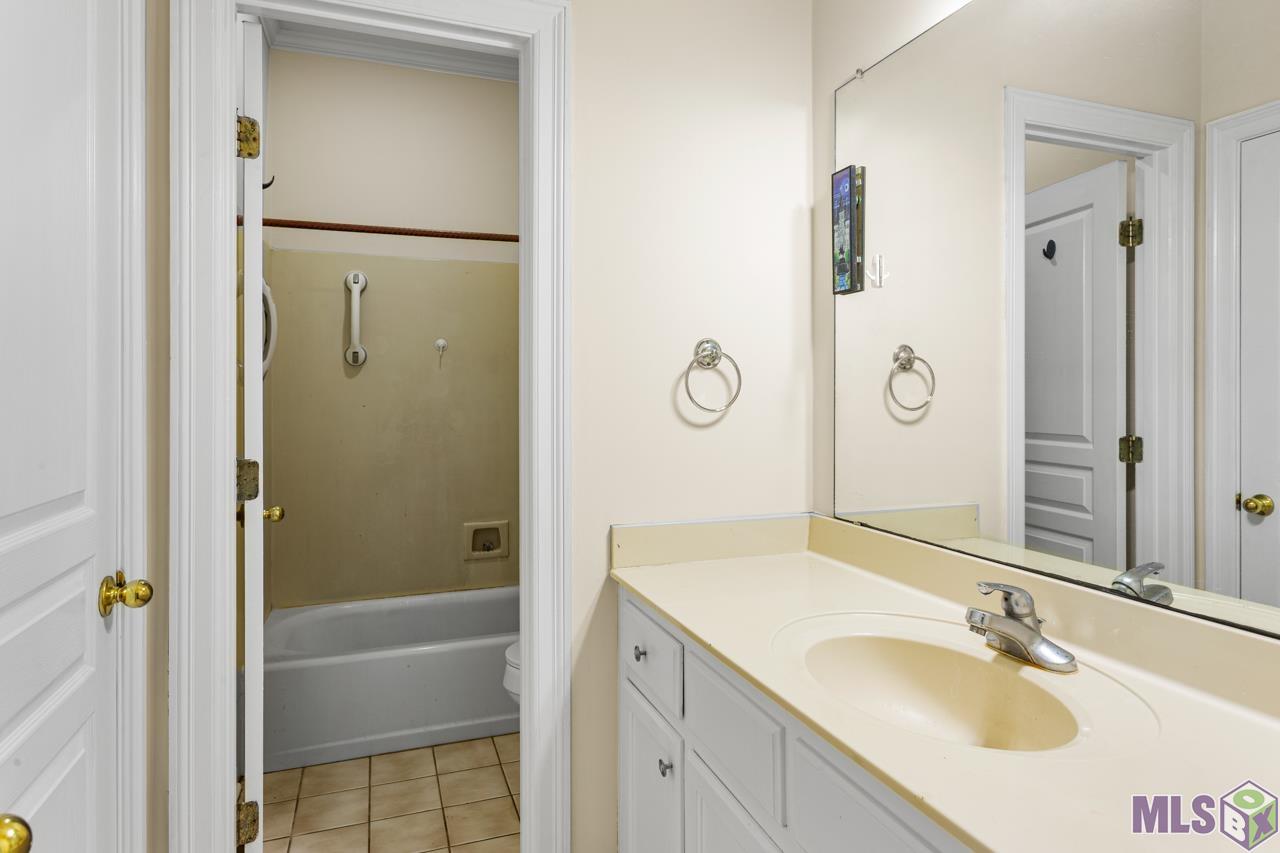 1510 Ridgeland Drive Baton Rouge, LA 70810 - Photo 18 of 24 Hall/Guest Bathroom
