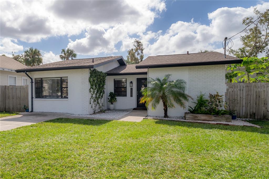 2112 West State Street Tampa, FL 33606 - Photo 1 of 1 a view of a porch with a yard