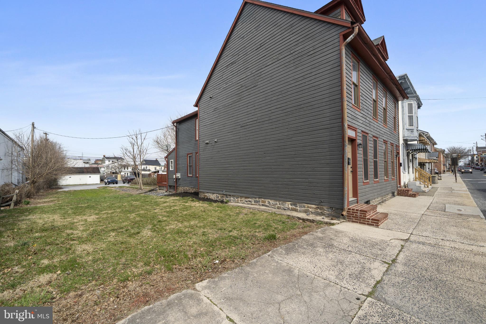 131 West Middle Street Gettysburg, PA 17325 - Photo 2 of 47 a backyard of a house