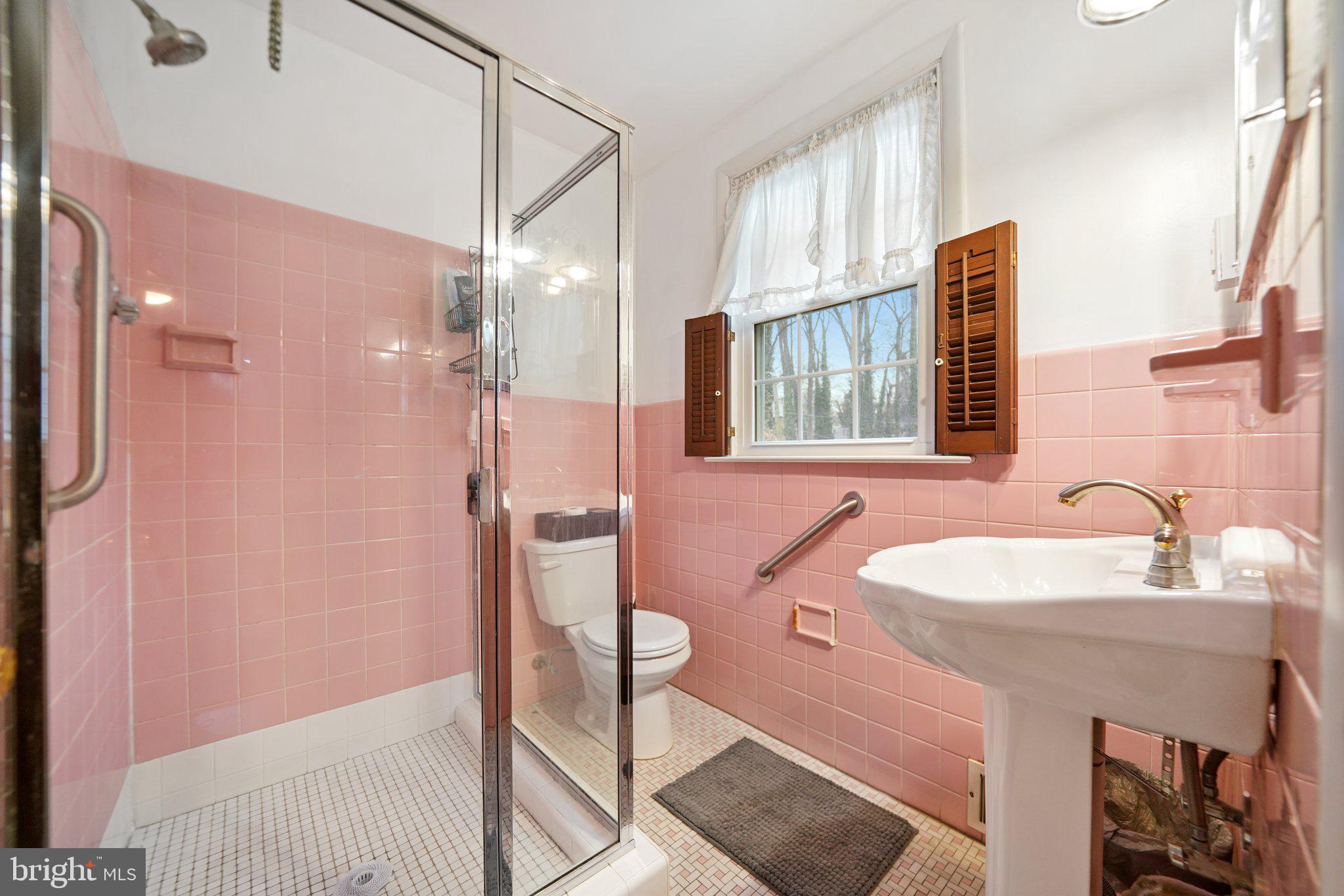 487 Kerr Lane Springfield, PA 19064 - Photo 27 of 48 a bathroom with a sink a toilet and shower