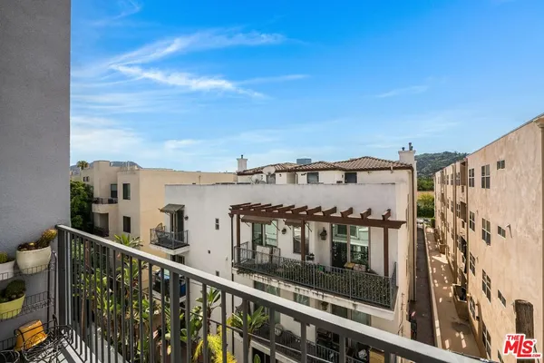 $825,000 | 10878 Bloomfield Street, Unit 406, Toluca Lake, CA 91602