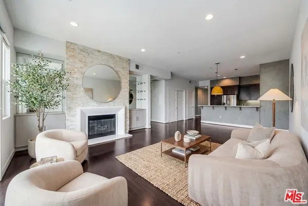 $825,000 | 10878 Bloomfield Street, Unit 406, Toluca Lake, CA 91602