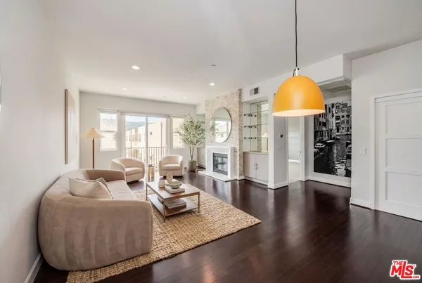 $825,000 | 10878 Bloomfield Street, Unit 406, Toluca Lake, CA 91602