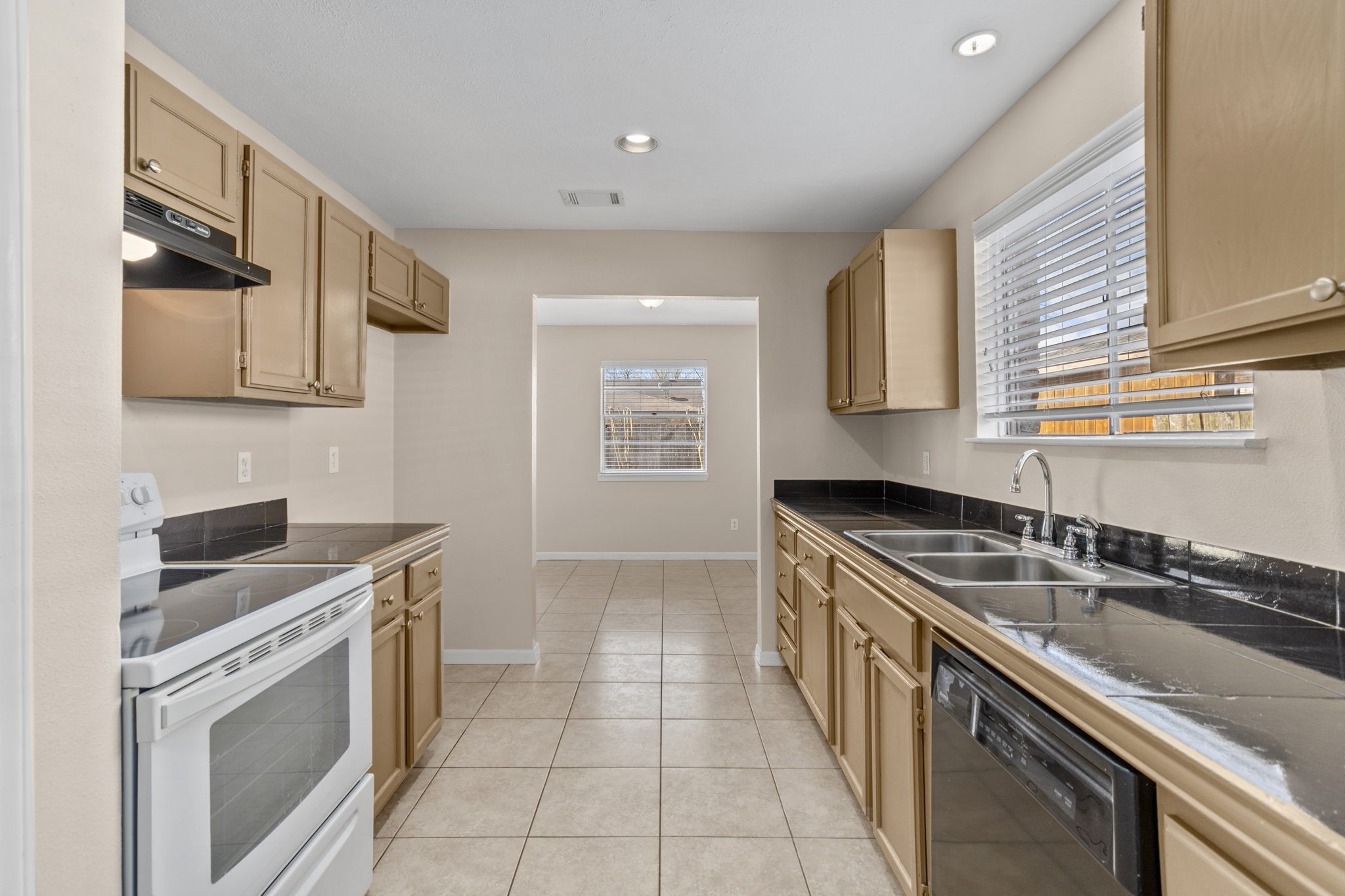 2127 Union Mill Road Houston, TX 77067 - Photo 9 of 19 (electric range has been replaced with a new black range)