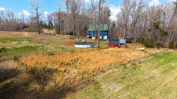 a view of a houses with a yard