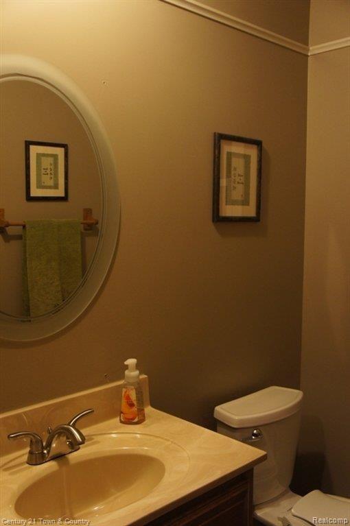 1657 Yale Court Rochester, MI 48309 - Photo 13 of 25 half bath.JPG