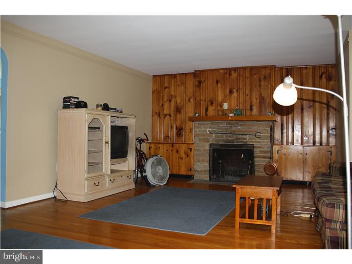 1054 County Line Road Philadelphia, PA 19116 - Photo 4 of 13 Living Room