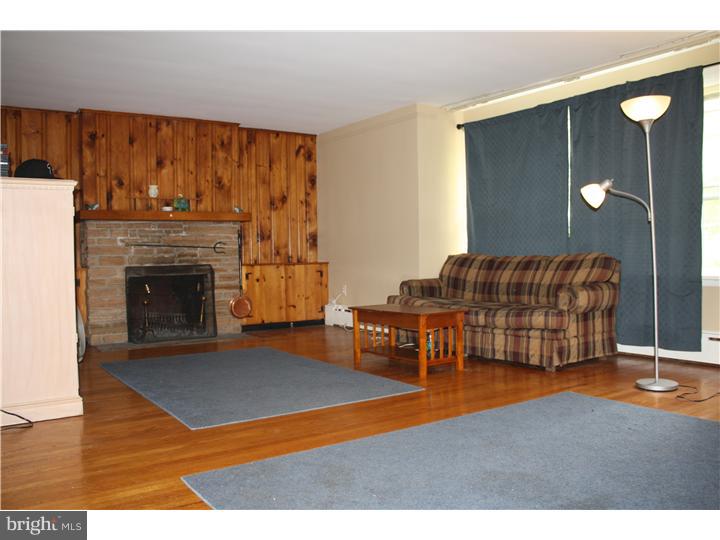 1054 County Line Road Philadelphia, PA 19116 - Photo 5 of 13 Living Room