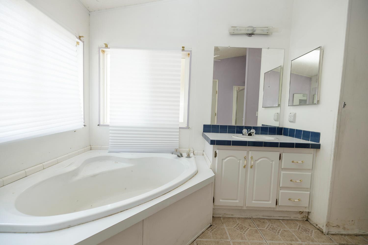 2621 Prescott Road, Unit 160 Modesto, CA 95350 - Photo 25 of 37 a bathroom with a bathtub and a sink