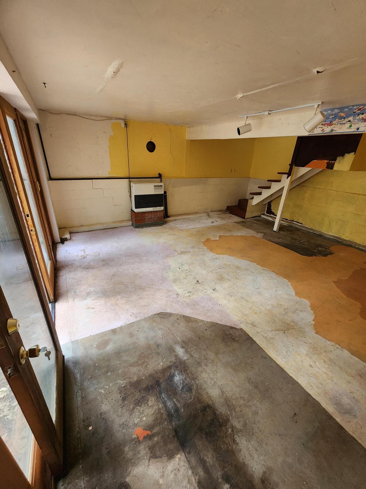 330 Lake Road Junction City, CA 96048 - Photo 21 of 50 a view of a room with gym equipment