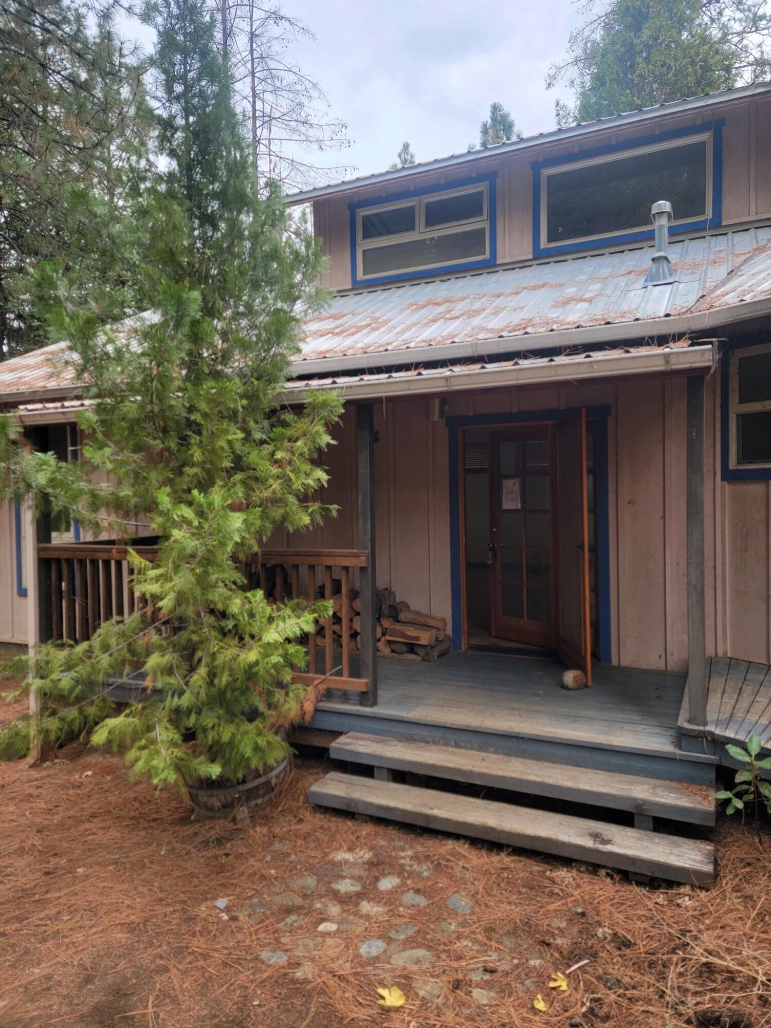 330 Lake Road Junction City, CA 96048 - Photo 29 of 50 a front view of a house with garden