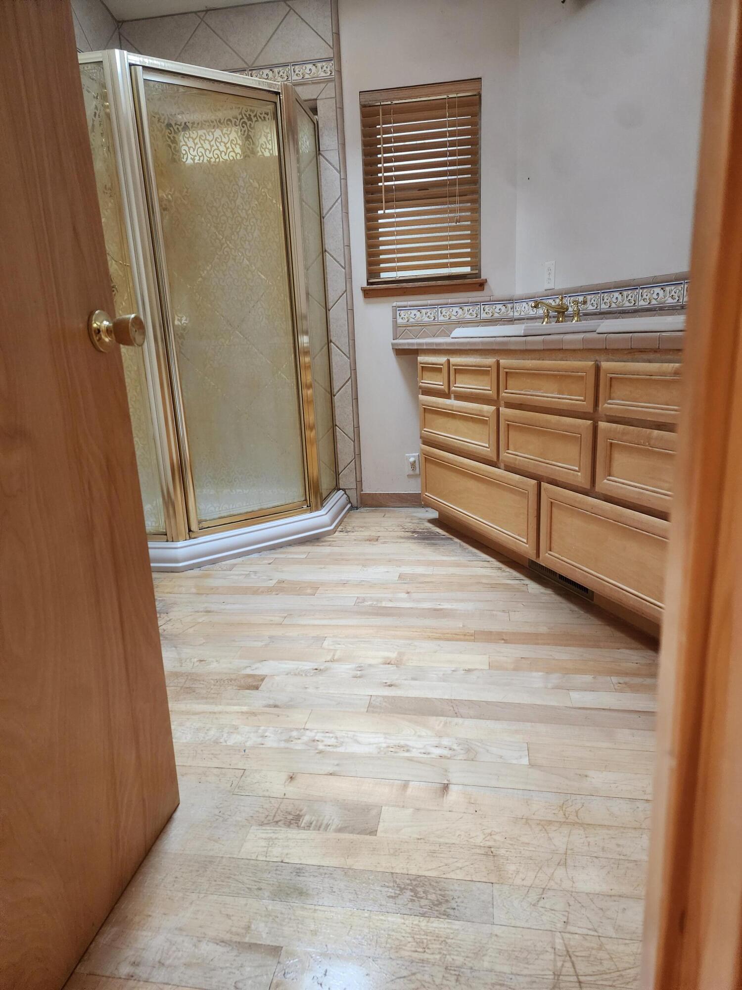 330 Lake Road Junction City, CA 96048 - Photo 41 of 50 a view of a hallway with front door