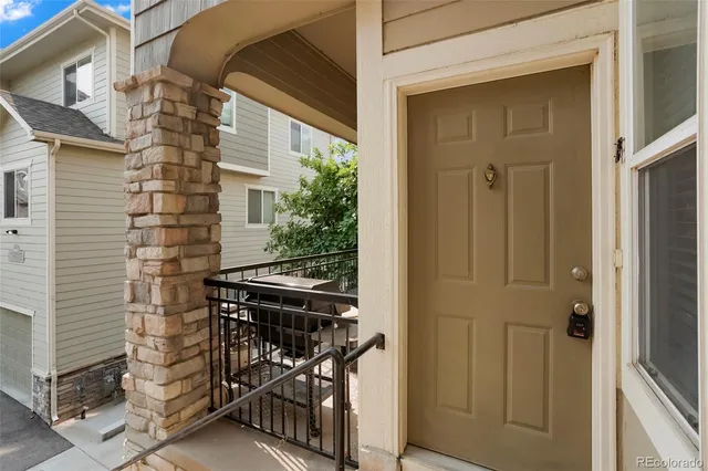 a view of entryway with patio